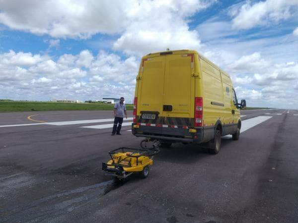 infraero realiza medicao de atrito e macrotextura na pista do aeroporto de sorriso