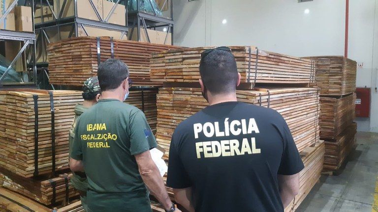 pf deflagra operacao de fiscalizacao de carregamentos de madeira no porto de manaus com participacao de policiais estrangeiros e do ibama