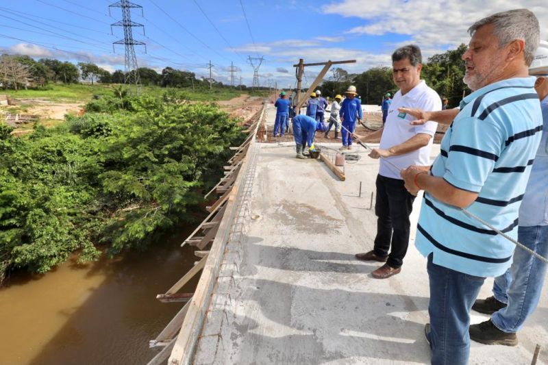 contorno leste prefeito emanuel pinheiro acompanha entrega da ultima etapa de concretagem da ponte sobre o rio