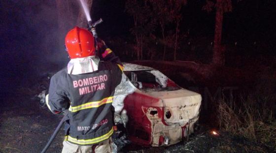Corolla pega fogo após motorista desviar de animal e bater em árvore em Guiratinga