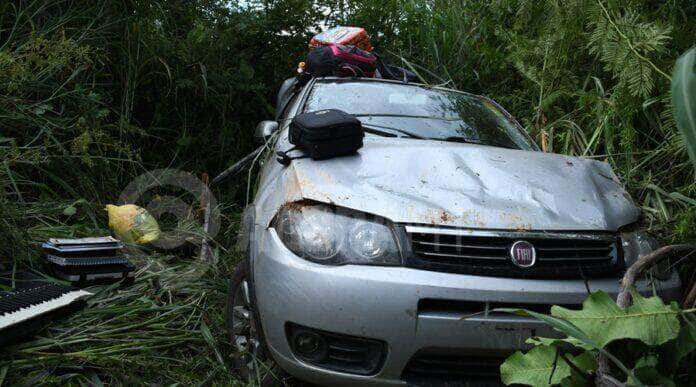 Objetos da familia cairam para foras do carro 696x387 1