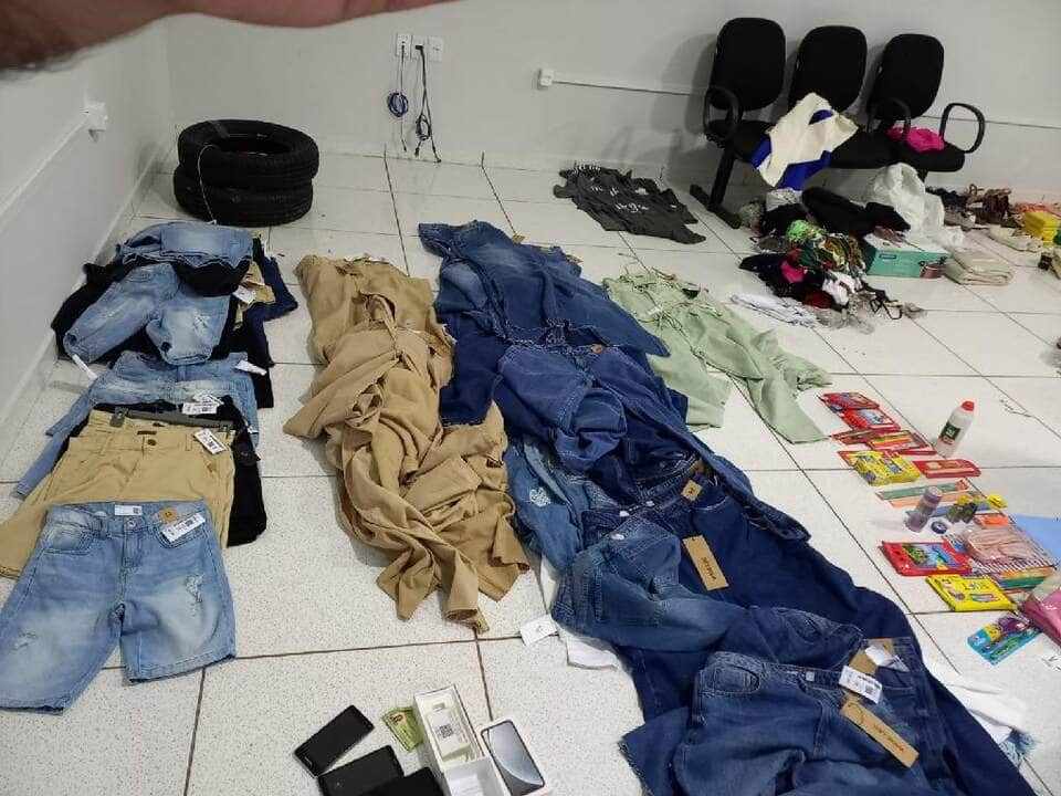 casal e comparsas sao presos em flagrante com centenas de produtos furtados de lojas