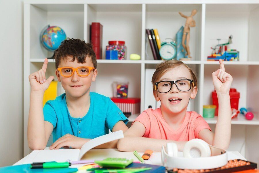 criancas inteligentes aprendendo juntas na sala de aula 167187 1476