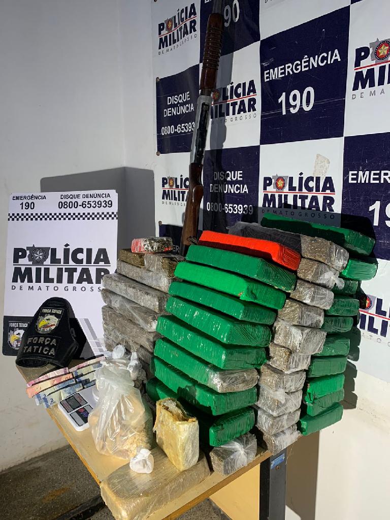 forca tatica localiza 52 tabletes de drogas prende homem e apreende adolescente em flagrante