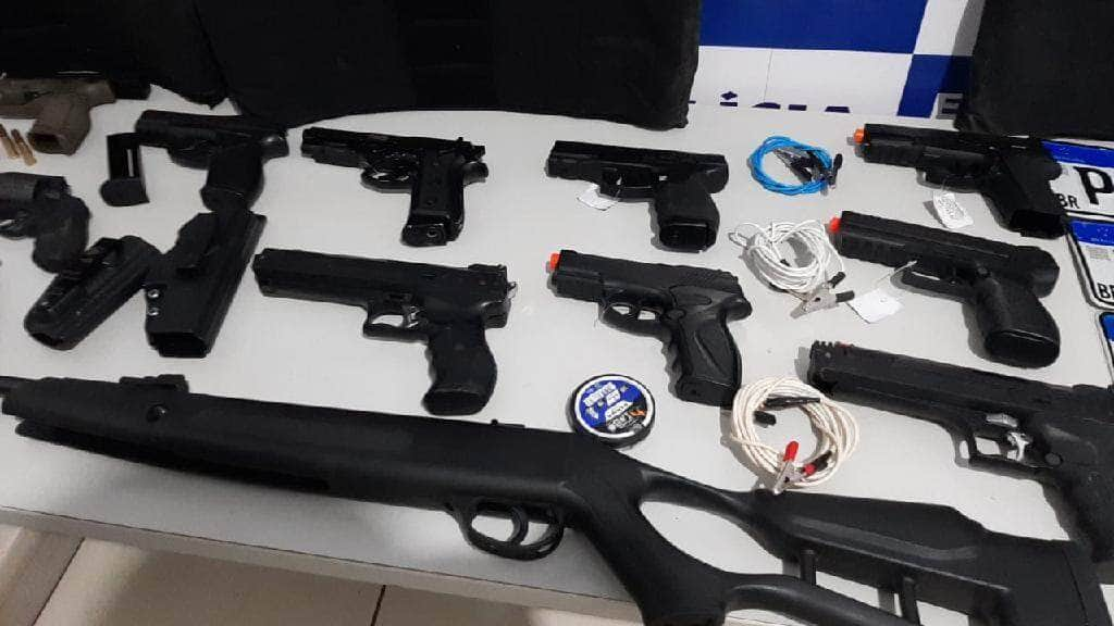 homem e preso com armas de fogo furtadas e materiais utilizados para cometer crimes