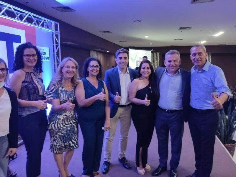 lucas do rio verde recebe premio no 2° seminario de integracao do alfabetiza mt