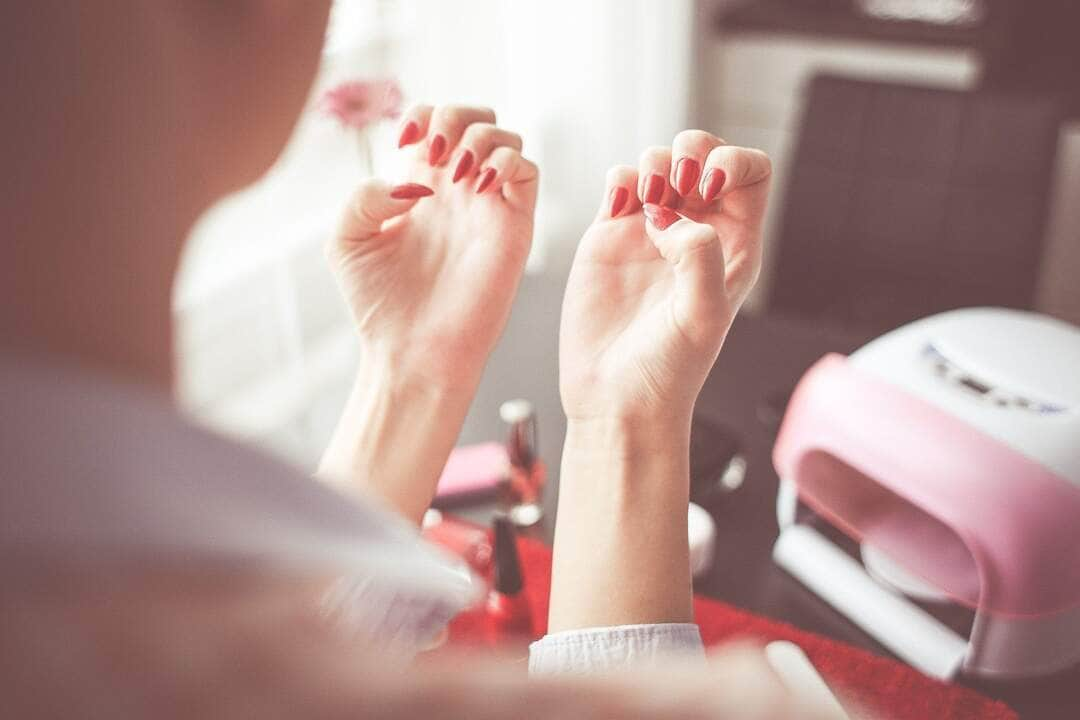 Você sabe os danos que as unhas de acrílico ou gel podem causar?