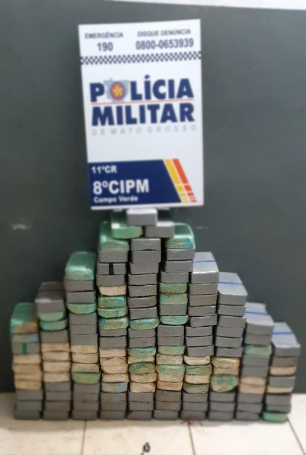 policia militar apreende 153 quilos de pasta base de cocaina escondida em caminhao