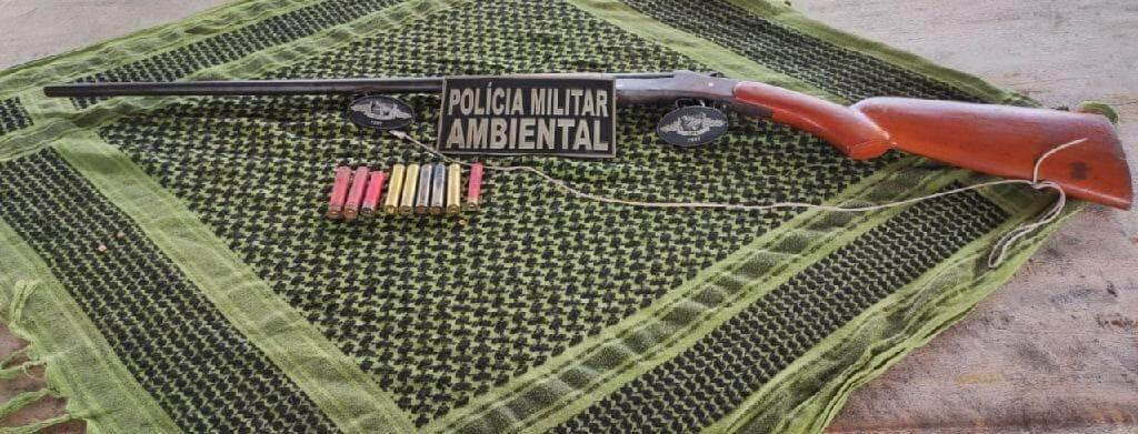 policiais ambientais apreendem cinco armas de fogo e prendem tres pessoas em flagrante