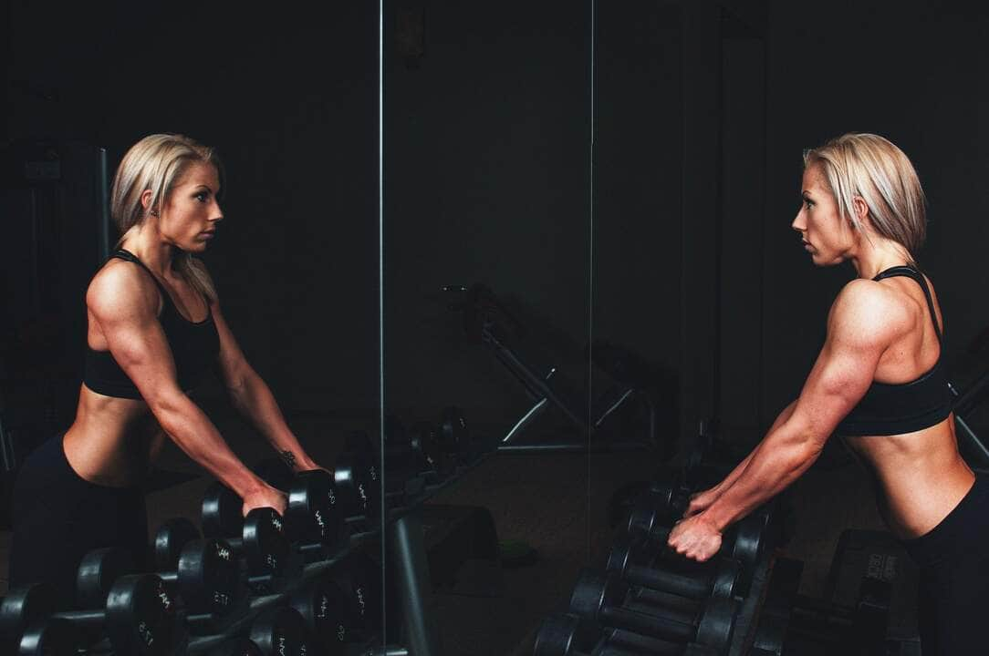 Fortaleça sua cintura, braços e nádegas com esta rotina de exercícios