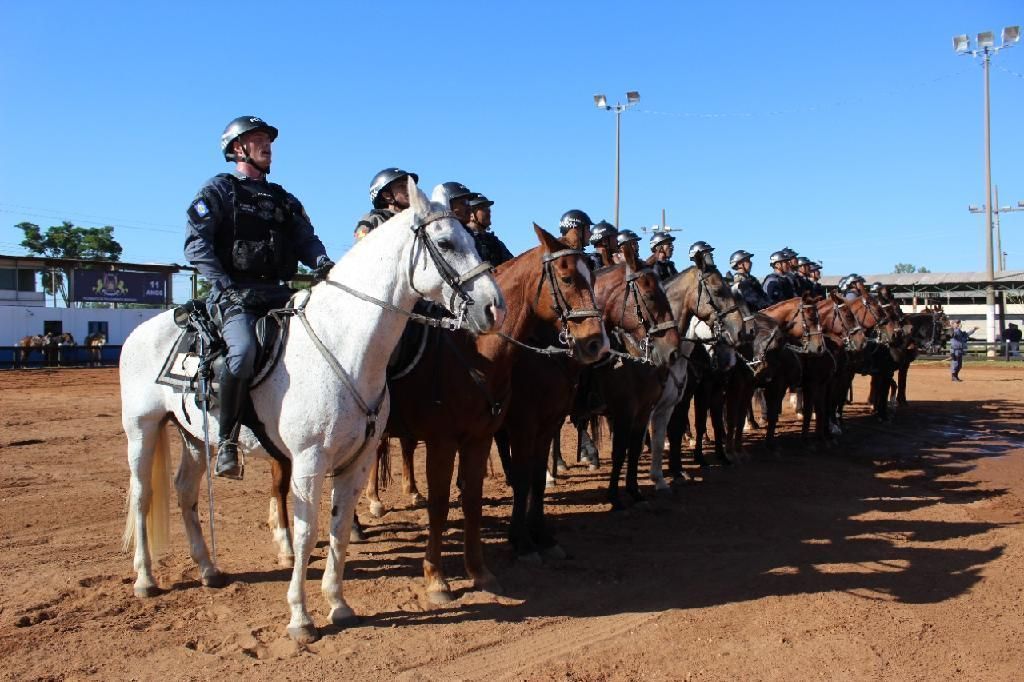 cavalaria da policia militar forma 19 alunos no curso de policiamento montado