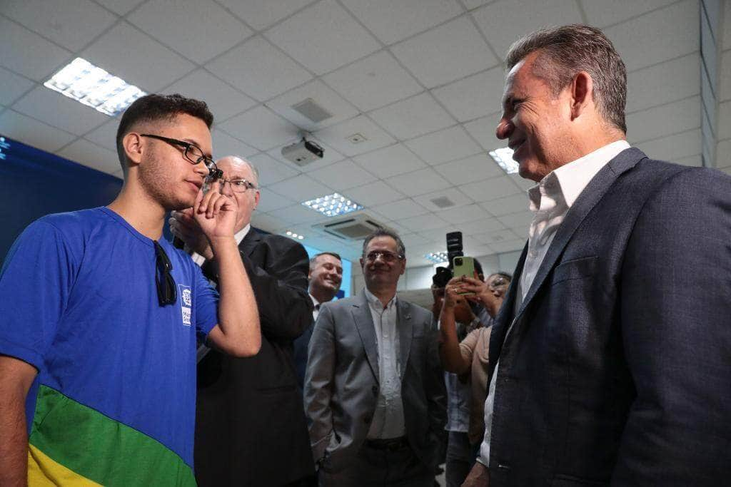 governador entrega 150 oculos inteligentes a estudantes e professores vao ter condicao de vida muito melhor”