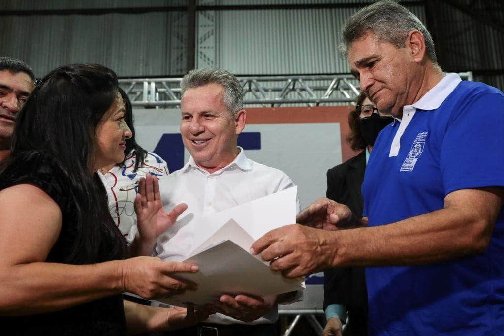 governo de mato grosso beneficia 10 mil familias com a entrega de titulos registrados em cartorio