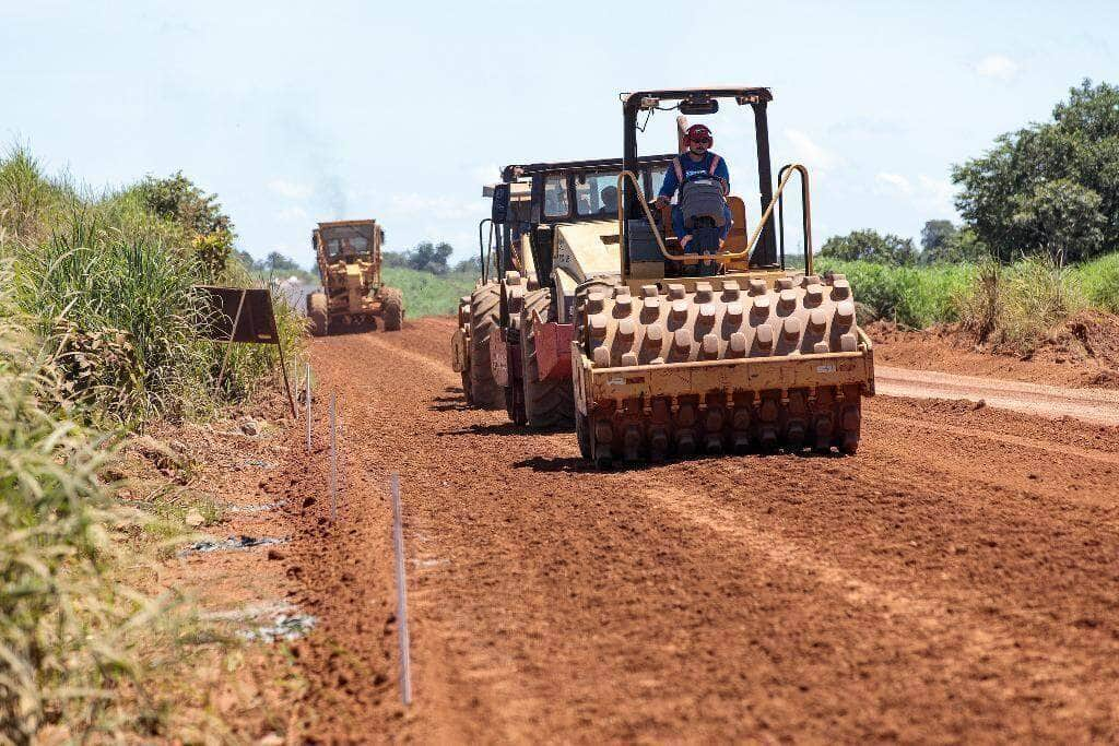 governo de mt inicia asfaltamento de 20 km da mt 325 investimento total na rodovia e de r 115 milhoes