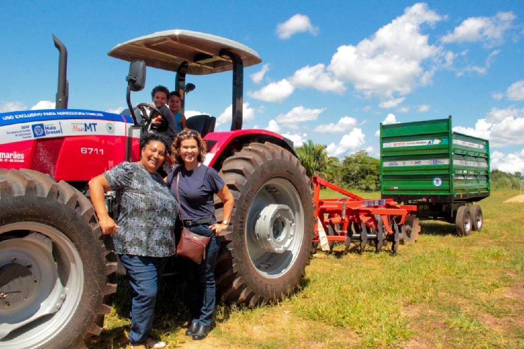 maquinas entregues pelo governo de mt vao beneficiar 66 agricultores familiares do assentamento alminhas