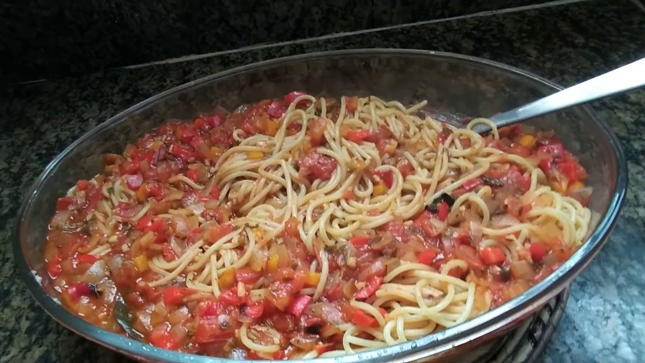 como fazer macarrão com molho de tomate