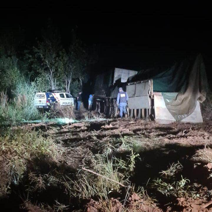 policia militar prende trio e recupera caminhao roubado em sorriso