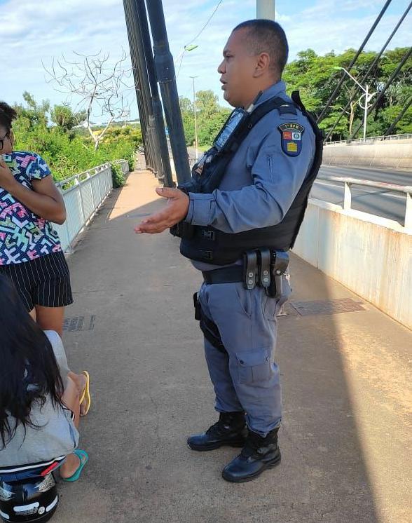 policiais militares impedem mulher de se jogar da ponte em cuiaba