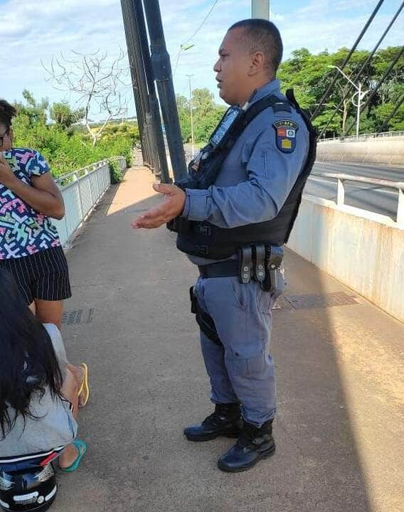 policiais militares impedem mulher de se jogar da ponte em cuiaba