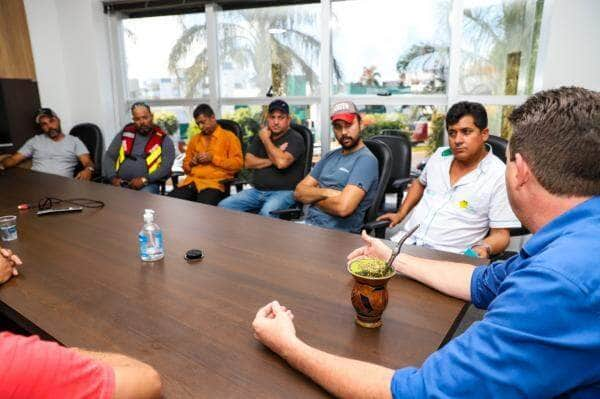 prefeitura debate com taxistas moto taxistas e motoristas de aplicativo condicoes de acesso a