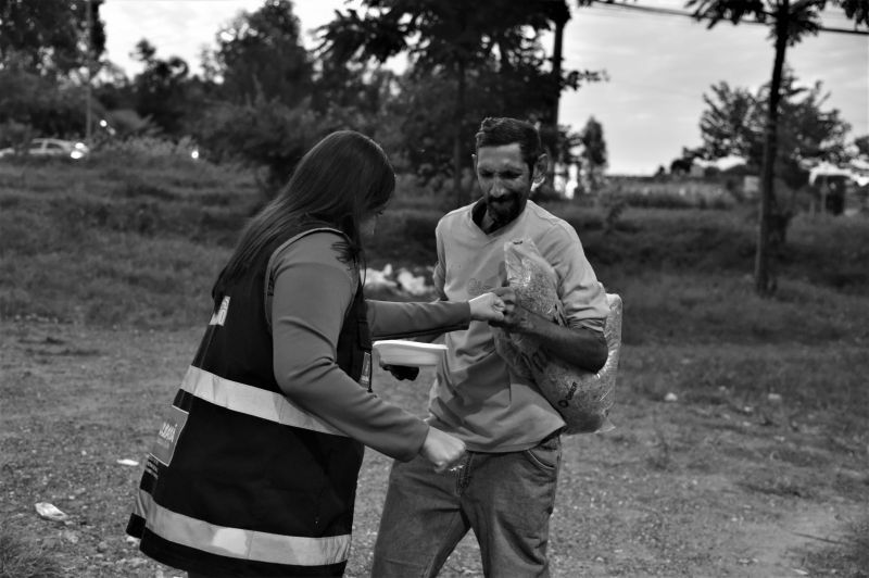 assistencia social de cuiaba realiza entrega de cobertores e sopao a populacao em situacao de rua