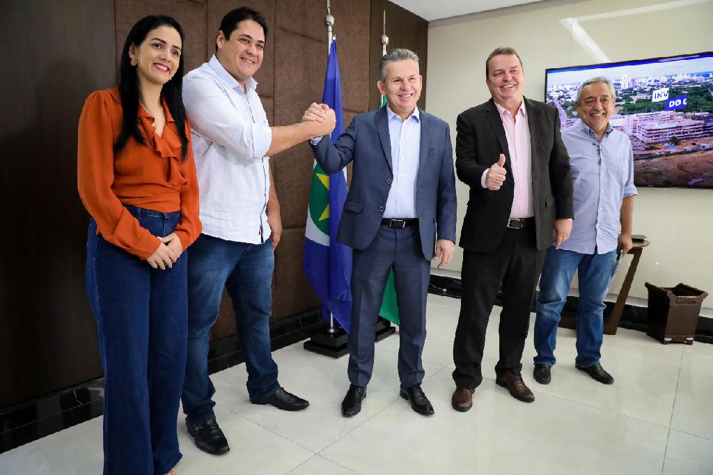 Governador Mauro Mendes e prefeito Gustavo Melo assinam construcao de 100 casas populares para Alto Araguaia