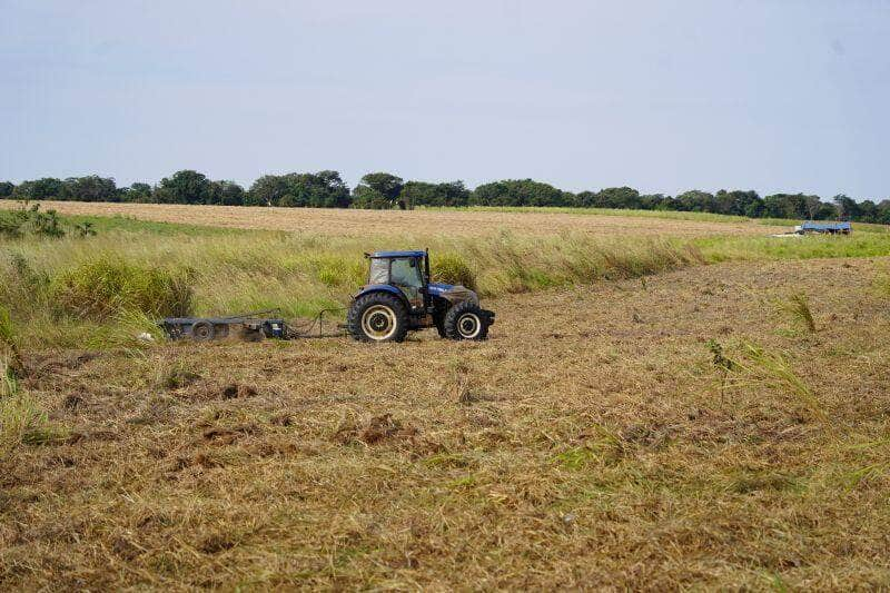 agricultura auxilia pequenos produtores com gradagem na comunidade