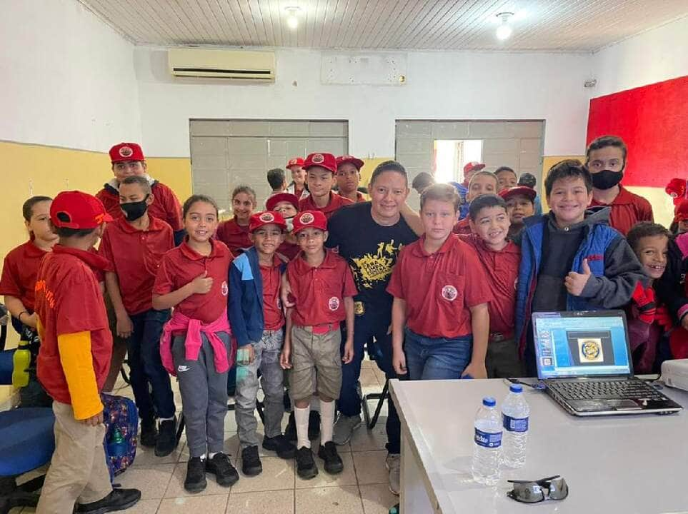 investigador ministra palestra sobre maleficios das drogas para alunos do bombeiros do futuro