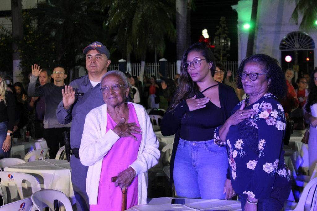 maes recebem homenagens em evento do batalhao centenario da pm