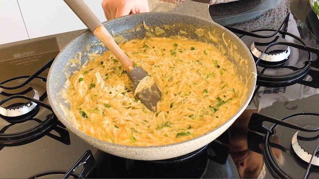 como fazer canja com frango desfiado