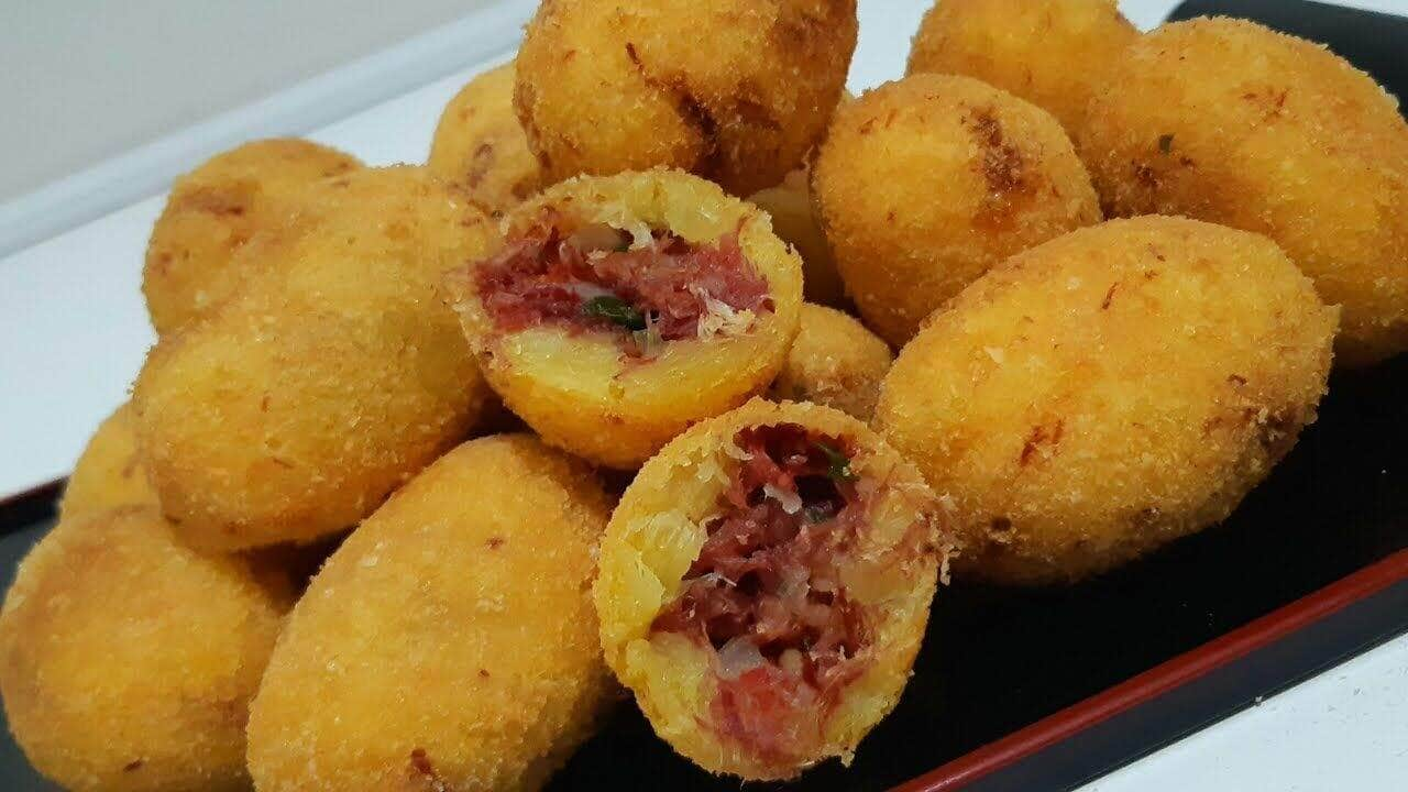 como fazer bolinho de aipim com carne seca