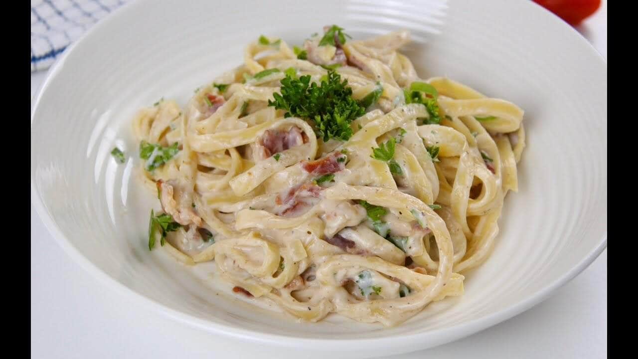 como fazer macarrão ao molho branco simples