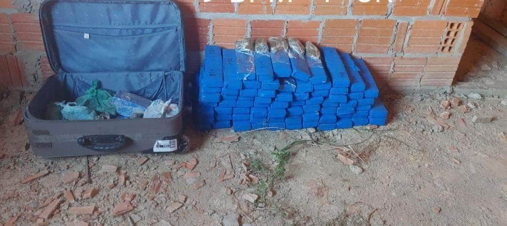 policia militar apreende 80 quilos de maconha em construcao abandonada em cuiaba