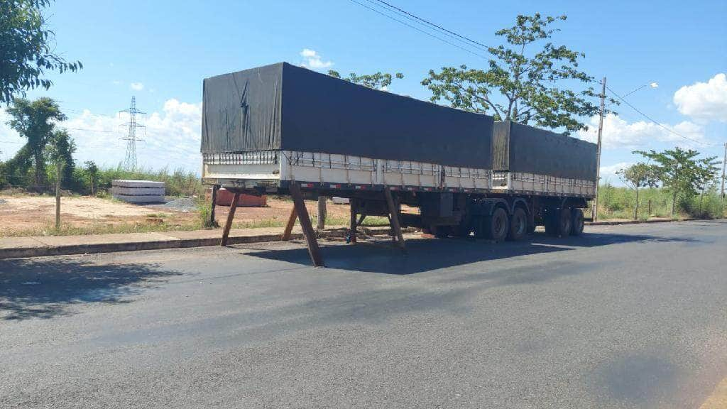 policia militar recupera carreta com carga e prende dupla por roubo