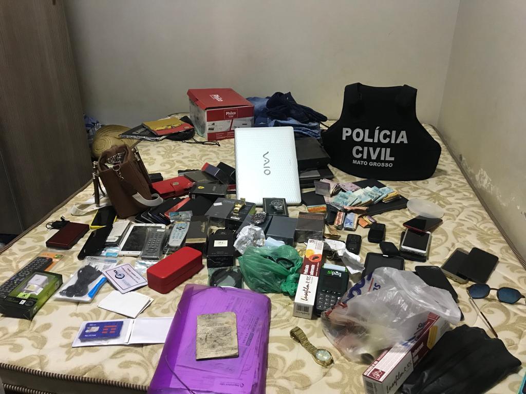 policiais civis desmontam ponto de venda de drogas e apreendem diversos produtos eletronicos