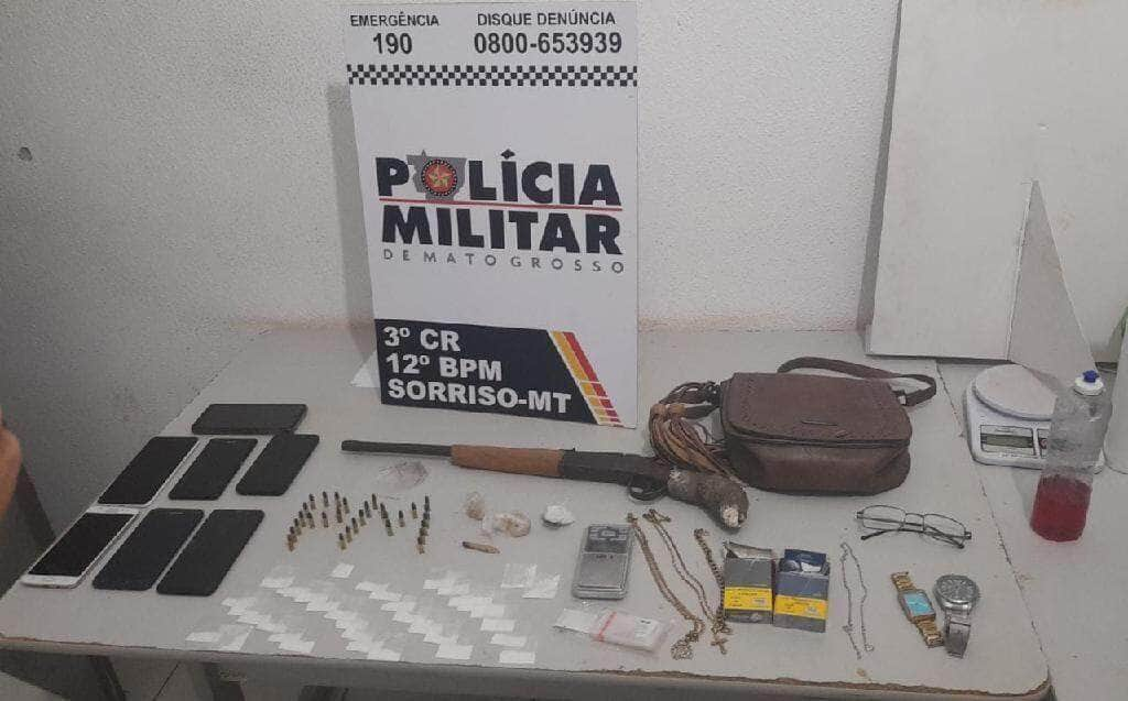 quadrilha e presa com porcoes de drogas e arma de fogo em sorriso