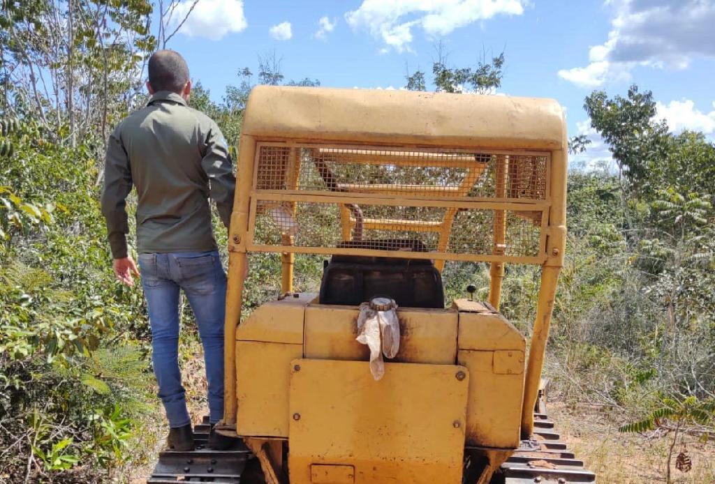 sema apreende maquinas usadas no desmatamento ilegal em propriedade de tangara da serra