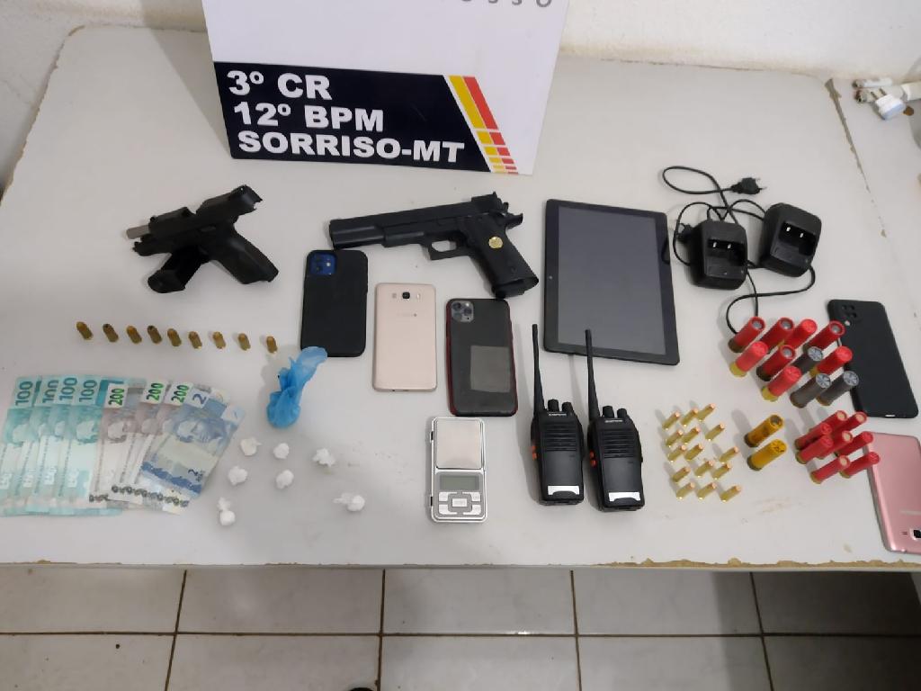 cinco pessoas sao presas pela pm por trafico de drogas e posse ilegal de arma de fogo