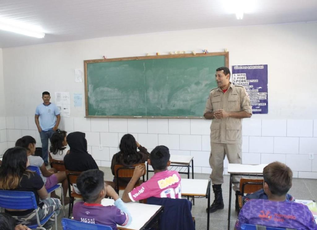corpo de bombeiros militar ministra palestra para alunos de escola indigena