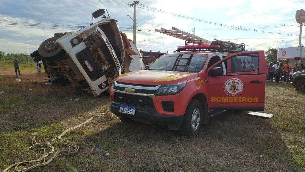 corpo de bombeiros resgatam com vida tres pessoas de grave acidente entre caminhao e carro passeio na rodovia mario andreazza