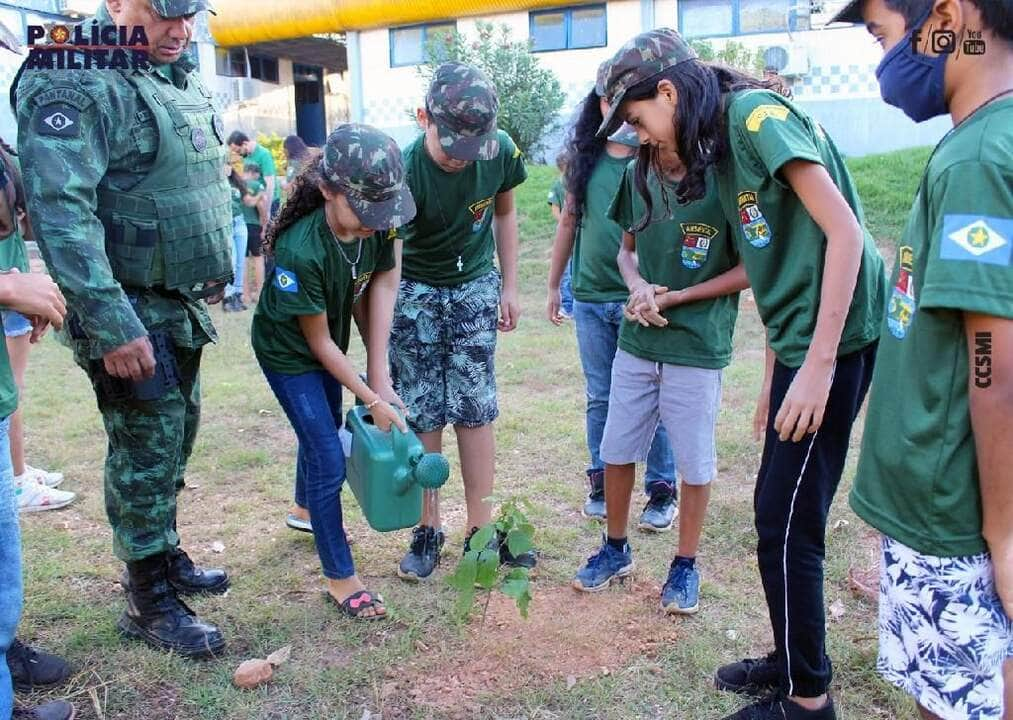 criancas plantam arvores e iniciam formacao no curso de agente ambiental mirim da pm