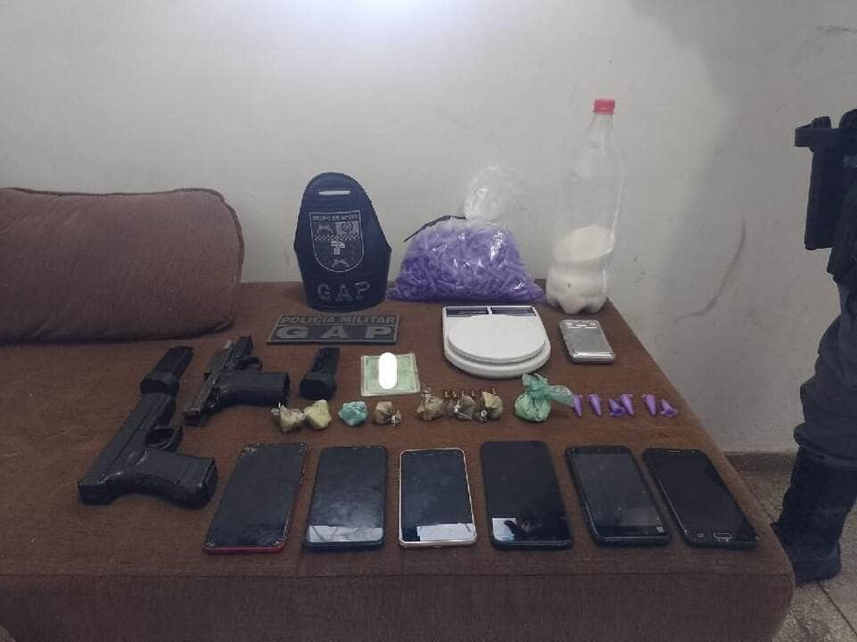 dupla e presa com porcoes de cocaina e simulacros de arma de fogo em rosario oeste