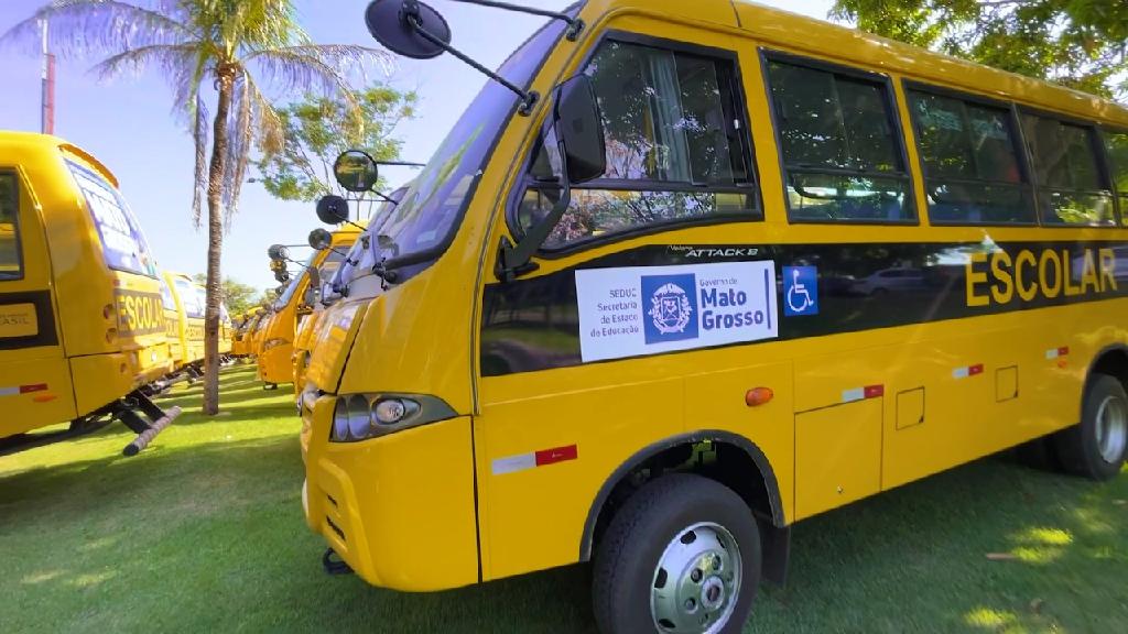 governo de mt entrega 105 novos onibus para o transporte escolar rural em 84 municipios