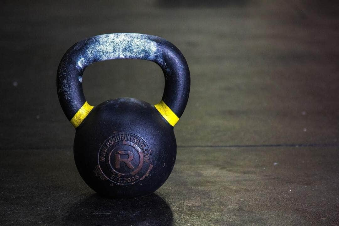 5 exercícios com kettlebell para perder peso