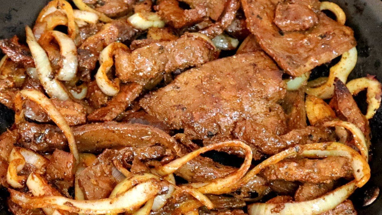 Fígado frito com cebola foto de stock. Imagem de jantar - 200391368