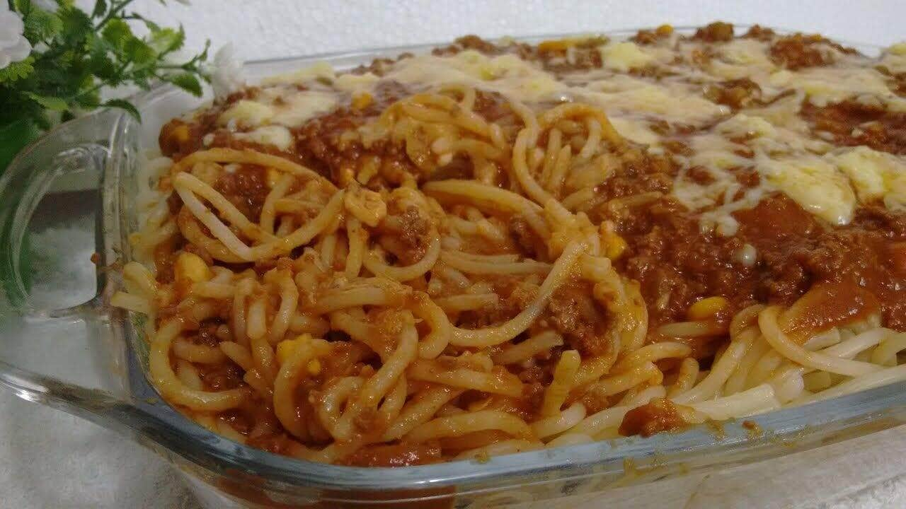 macarrão com carne moída e creme de leite