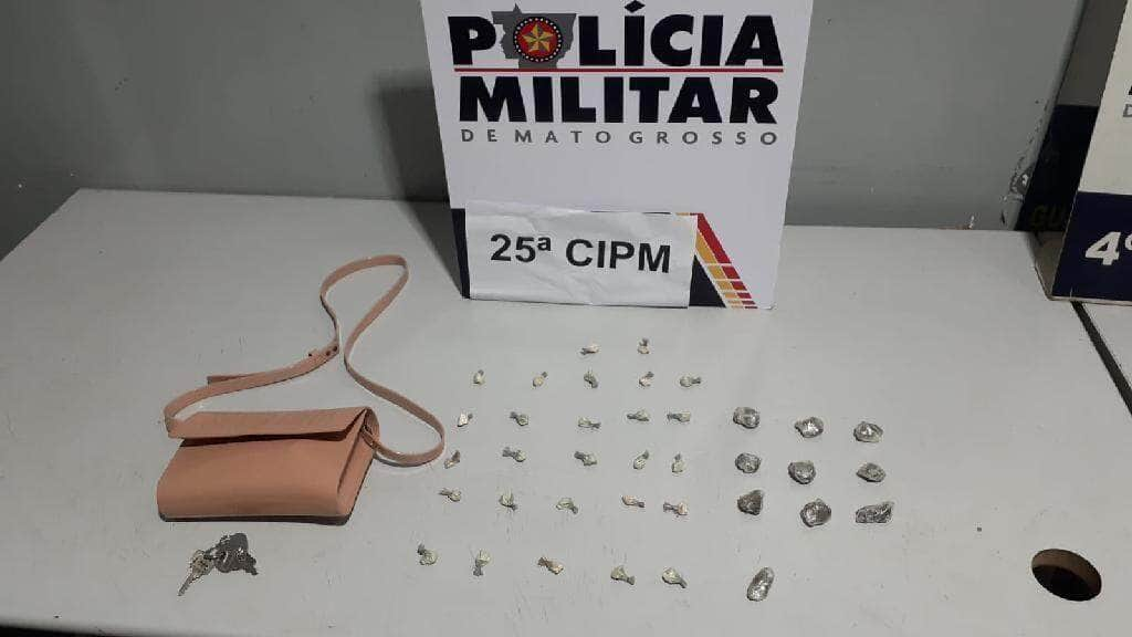 mulher e presa pela pm com mais de trinta porcoes de maconha e cocaina