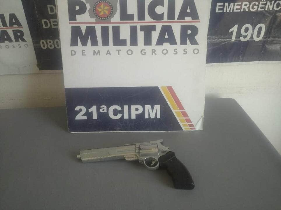 suspeito de furto em estacao de onibus e preso pela pm com simulacro de arma de fogo