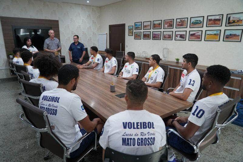 vice prefeito marcio pandolfi recebe equipe luverdense campea dos jogos universitarios