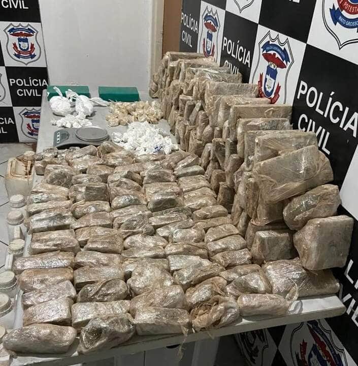 Traficantes são presos com 47 kg de drogas em Mato Grosso 2 Quase 50 kg de drogas foram apreendidos pela polícia — Foto: Polícia Civil